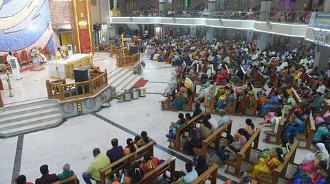 ஈஸ்டர் பண்டிகையையொட்டி, வேலூர் ஆர்.சி.சர்ச் சாலையில் உள்ள விண்ணேற்பு அன்னை பேராலயம் சிறப்பு ஆராதனை நடைபெற்றது. இதில், திரளான மக்கள் பங்கேற்றனர். படம்: வி.எம்.மணிநாதன்.