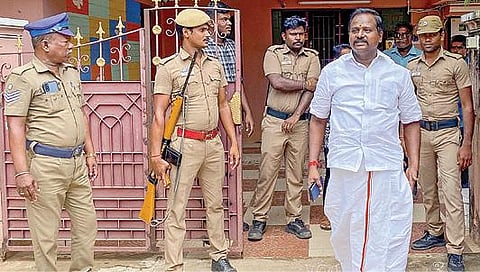 தஞ்சாவூரில் உள்ள பாஜக மாநில துணைத் தலைவர் கருப்பு முருகானந் தத்தின் வீடு முன்பு போடப்பட்டுள்ள துப்பாக்கி ஏந்திய போலீஸ் பாதுகாப்பு. படம்: ஆர்.வெங்கடேஷ்