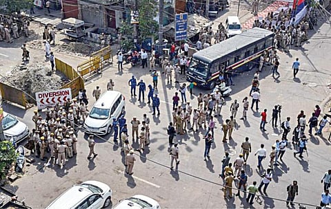 கடந்த சனிக்கிழமையன்று டெல்லியில் ஜகாங்கீர்புரி என்ற இடத்தில் நடந்த மத ஊர்வலத்தின்போது இரு பிரிவினரிடையே மோதல் ஏற்பட்டு பலர் காயமடைந்தனர். இதையடுத்து, அப்பகுதியில் நேற்று போலீஸார் குவிக்கப்பட்டு பாதுகாப்பு பணியில் ஈடுபட்டனர். படம்: பிடிஐ