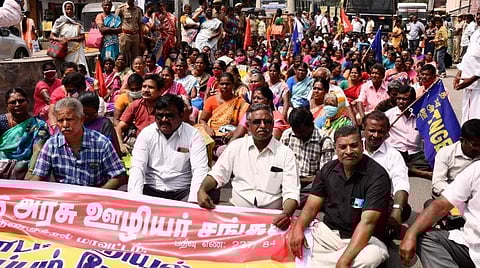 பழைய ஓய்வூதிய திட்டத்தை மீண்டும் அமல்படுத்தக்கோரி அரசு ஊழியர்கள் நடத்திய ஆர்ப்பாட்டம் (கோப்புப்படம்)