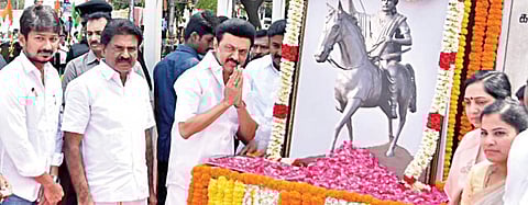 விடுதலைப் போராட்ட வீரர் தீரன் சின்னமலையின் 266-வது பிறந்தநாளை முன்னிட்டு, சென்னை கிண்டியில் உள்ள அவரது சிலையின் கீழ் வைக்கப்பட்டிருந்த உருவப் படத்துக்கு முதல்வர் மு.க.ஸ்டாலின் நேற்று மலர்தூவி மரியாதை செலுத்தினார். அருகில், தமிழச்சி தங்கபாண்டியன் எம்.பி., உதயநிதி எம்.எல்.ஏ, சென்னை மாநகராட்சி மேயர் பிரியா, கொங்குநாடு மக்கள் தேசிய கட்சி தலைவர் ஈஸ்வரன் ஆகியோர்.