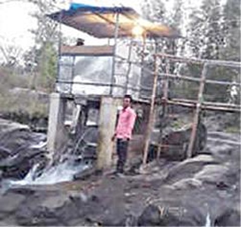 ஜார்க்கண்டில் மின் தடை நிலவும் கிராமத்தில் கல்லூரி படிப்பை பாதியில் நிறுத்தியவர் சிறிய நீர் மின் உற்பத்தி திட்டத்தை நிறுவி சாதனை