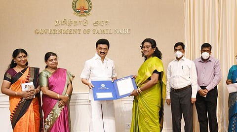 விழுப்புரத்தின் அ.மர்லிமா சிறந்த திருநங்கையாக தேர்வு: முதல்வர் ஸ்டாலின் விருது வழங்கினார்