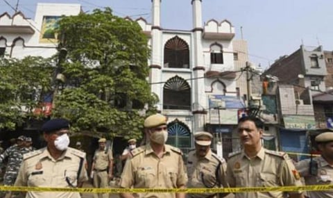 ஜஹாங்கிர்புரியில் பதற்றமான இடங்களில் பாதுகாப்புக்காக நிற்கும் டெல்லி போலீஸார்