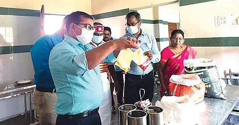 திருப்பத்தூர் மாவட்டம் புதூர்நாடு மலை கிராமத்தில் உள்ள ஏகலைவா உண்டு உறைவிட பள்ளியில் மாணவர்களுக்கு வழங்கப்படும் மதிய உணவின் தரத்தை நேற்று ஆய்வு செய்த மாவட்ட ஆட்சியர் அமர் குஷ்வாஹா. அருகில், திட்ட இயக்குநர் செல்வராசு உள்ளிட்டோர்.