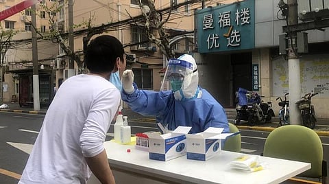 ஷாங்காயில் ஒரே நாளில் கரோனாவுக்கு 7 பேர் பலி; மக்கள் எதிர்ப்பால் குறையும் லாக்டவுன் கட்டுப்பாடுகள்