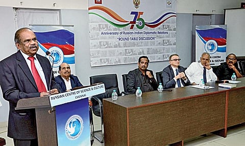 இந்தியா - ரஷ்யா நாடுகளுக்கு இடையேயான 75-வது ஆண்டு நல்லுறவு கொண்டாட்டத்தை முன்னிட்டு சிறப்பு கருத்தரங்கம் சென்னையில் உள்ள ரஷ்ய கலாச்சார மையத்தில் நேற்று நடைபெற்றது. இதில் தென்னிந்தியாவுக்கான ரஷ்ய துணைத் தூதர் ஒலெக் அவ்தீவ், விஞ்ஞானி ஏ.சிவதாணுப் பிள்ளை, மத்திய வெளியுறவுத் துறை அமைச்சகத்தின் தலைமை அதிகாரி வெங்கடாசலம் முருகன், இந்திய - ரஷ்ய தொழில் வர்த்தக சபை நிறுவனர் வி.எம்.லட்சுமி நாராயணன், பொதுச்செயலாளர் பி.தங்கப்பன், திராவிடர் கழகத்தின் பொருளாளர் வி.குமரேசன், தொழிலதிபர் ஜெம் வீரமணி ஆகியோர் கலந்து கொண்டனர்.படம்: பு.க.பிரவீன்