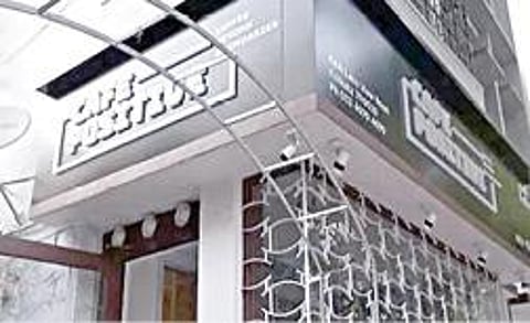 கொல்கத்தாவில் எச்ஐவியால் பாதிக்கப்பட்ட நபர்களால் நடத்தப்படும் உணவகம்