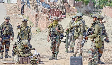 ஜம்மு சுன்ஜவான் பகுதியில் நேற்று நடந்த என்கவுன்டரில் இரண்டு தீவிரவாதிகள் உயிரிழந்தனர். இரு தரப்பு சண்டையில் உதவி சப்-இன்ஸ்பெக்டர் வீர மரணம் அடைந்தார். சம்பவம் நடந்த இடத்தில் பாதுகாப்பு படை வீர்கள் ஆய்வு செய்கின்றனர். படம்: பிடிஐ