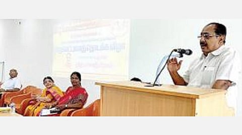 மதுரை மன்னர் கல்லூரியில் நடந்த நிகழ்ச்சியில் பேசினார் எழுத்தாளர் இந்திரா சவுந்தரராஜன்.