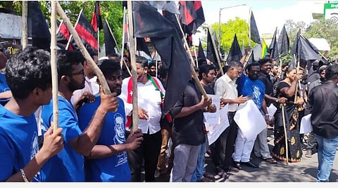 மத்திய உள்துறை அமைச்சர் அமித்ஷாவின் வருகைக்கு எதிர்ப்புதெரிவித்து புதுவையில் கருப்புக்கொடி ஆர்ப்பாட்டத்தில் ஈடுபட்ட பெரியார் திராவிட கழகத்தினர்.