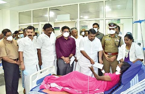 திருநெல்வேலி அரசு மருத்துவமனையில் சிகிச்சை பெற்று வரும் உதவி ஆய்வாளர் மார்க்ரெட் தெரசாவை சந்தித்து ஆறுதல் கூறி, முதல்வர் அறிவித்த ரூ.5 லட்சம் நிவாரண நிதிக்கான காசோலையை அமைச்சர் ராஜகண்ணப்பன் வழங்கினார். உடன் டிஜிபி சைலேந்திரபாபு, திருநெல்வேலி ஆட்சியர் விஷ்ணு உள்ளிட்டோர்.படம்: மு.லெட்சுமி அருண்