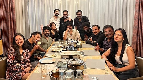 'பீஸ்ட்' படக்குழுவினருக்கு விருந்து வைத்த விஜய்!