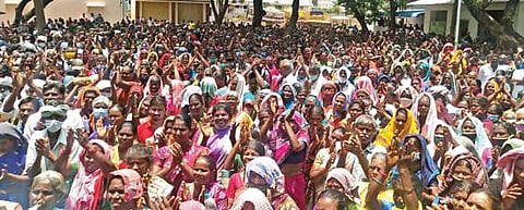 வேலைநேரத்தை குறைக்க வேண்டும் என்பதுள்ளிட்ட கோரிக்கைகளை வலியுறுத்தி சத்தியமங்கலம் வட்டாட்சியர் அலுவலகம் முன்பு நடந்த ஆர்ப்பாட்டத்தில் பங்கேற்ற நூறுநாள் வேலைத்திட்ட தொழிலாளர்கள்.