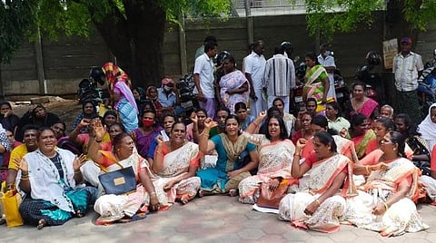 பொள்ளாட்சி | சார் ஆட்சியர் அலுவலகத்தில் திருநங்கைகள் தர்ணா போராட்டம்