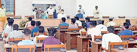 வேலூர் மாவட்ட ஆட்சியர் அலுவலகத்தில் ஆட்சியர் குமாரவேல் பாண்டியன் முன்னிலையில் நேற்று மாணவர்களிடம் விசாரணை நடத்தப்பட்டு அறிவுரை வழங்கப்பட்டது. அருகில், கோட்டாட்சியர் பூங்கொடி. மாவட்ட முதன்மை கல்வி அலுவலர் முனுசாமி, வட்டாட்சியர் செந்தில் உள்ளிட்டோர். படம்: வி.எம்.மணிநாதன்