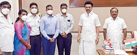 தொழிலாளர் நலன் மற்றும் திறன் மேம்பாட்டுத் துறை மானியக் கோரிக்கைகள் மீதான விவாதம் சட்டப்பேரவையில் நேற்று நடந்தது. முன்னதாக தலைமைச் செயலகத்தில் முதல்வர் மு.க.ஸ்டாலினை, அமைச்சர் சி.வி.கணேசன் சந்தித்து வாழ்த்து பெற்றார். உடன் துறை செயலர் அதுல் ஆனந்த் மற்றும் அரசு உயர் அலுவலர்கள்.