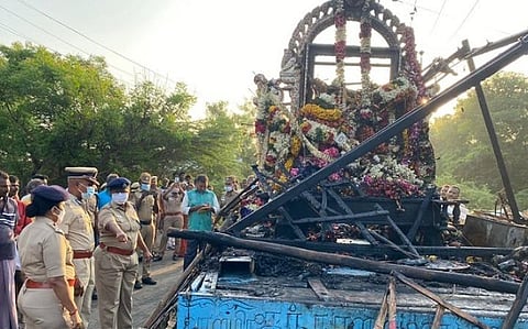 விபத்துக்குள்ளான தேரை பார்வையிடும் ஐஜி, எஸ்,பி உள்ளிட்ட காவல் உயர் அதிகாரிகள்.