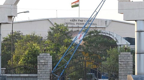 சிறைவாசிகளில் பிளஸ் 2 பொதுத் தேர்வை 53 பேரும், 10-ம் வகுப்பு தேர்வை 201 பேரும் எழுதுகின்றனர்: தமிழக அரசு