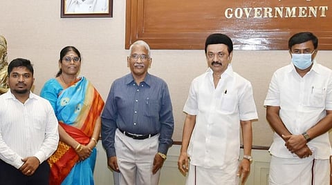 மணிமண்டபங்களில் போட்டித் தேர்வுக்கு தயாராகும் மாணவர்கள் அமர்ந்து படிக்கும் வசதி: செய்தி, அச்சு துறையின் 22 அறிவிப்புகள்