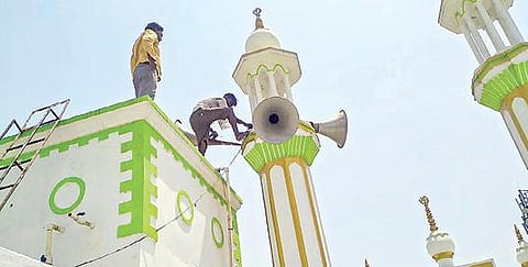 ஒலி மாசுபாடு தொடர்பான உத்தரபிரதேச அரசின் உத்தரவை தொடர்ந்து, கோரக்பூரில் உள்ள ஒரு மசூதியில் இருந்து ஒலிபெருக்கிகள் நேற்று அகற்றப்பட்டன. படம்: பிடிஐ