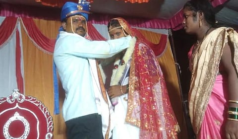 மஹாராஷ்டிரா | சரியான நேரத்திற்கு மாப்பிள்ளை வராததால் உறவுக்காரரை மணந்த பெண்