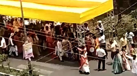 வாட்டும் வெயில்; நகரும் பந்தலுக்குக் கீழ் மணமகன் ஊர்வலம்: இணையத்தில் வைரலாகும் வீடியோ