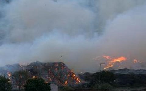 சென்னை பெருங்குடி குப்பைக் கிடங்கில் எரியும் தீ