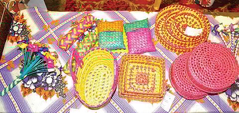 திருநெல்வேலி ரயில் நிலையத்தில் அமைக்கப்பட்டுள்ள அங்காடியில் விற்பனைக்கு வைக்கப்பட்டுள்ள பனை ஓலை பொருட்கள். படம்: மு. லெட்சுமி அருண்