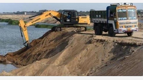 சிவகங்கை | நாட்டாறுகால் ஆற்றில் தொடர் மணல் கொள்ளை: ஆளும்கட்சியினர் மீது விவசாயிகள் புகார்