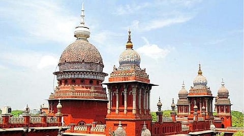 பள்ளி ஆசிரியர்களிடம் மாணவர்கள் தவறாக நடப்பது வேதனையளிக்கிறது: உரிய நடவடிக்கை எடுக்க உயர் நீதிமன்றம் உத்தரவு