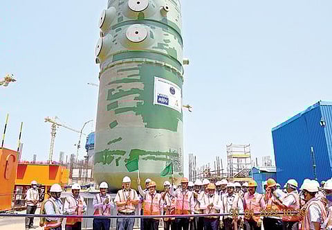 திருநெல்வேலி மாவட்டம் கூடங்குளத்தில் 3-வது அணுஉலைக்கான 322 டன் எடையுள்ள அழுத்தக்கலன் வெற்றிகரமாக நேற்று நிறுவப்பட்டது.