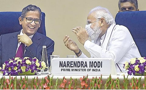 டெல்லி விக்ஞான் பவனில் நேற்று மாநில முதல்வர்கள், உயர் நீதிமன்ற தலைமை நீதிபதிகள் பங்கேற்ற தேசியக் கருத்தரங்கை பிரதமர் நரேந்திர மோடி தொடங்கிவைத்தார். உடன் உச்ச நீதிமன்ற தலைமை நீதிபதி என்.வி.ரமணா. படம்: பிடிஐ