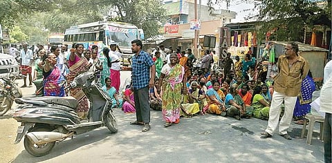 திருவண்ணாமலை அடுத்த நல்லவன்பாளையம் ஊராட்சியில் நடைபெற்ற கிராம சபை கூட்டத்தை நேற்று புறக்கணித்து சாலை மறியலில் ஈடுபட்ட கிராம மக்கள்.