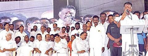 மே தினத்தையொட்டி அதிமுக சார்பில் புரசைவாக்கத்தில் நடைபெற்ற கூட்டத்தில் பேசுகிறார் கட்சியின் ஒருங்கிணைப்பாளர் ஓ.பன்னீர் செல்வம். உடன் கட்சியின் மூத்த நிர்வாகிகள்.