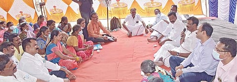 கருணாகரச்சேரி ஊராட்சியில் நடைபெற்ற கிராம சபைக் கூட்டத்தில் பால்வளத் துறை அமைச்சர் சா.மு.நாசர், மாவட்ட ஆட்சியர் ஆல்பி ஜான் வர்கீஸ் உள்ளிட்டோர் பங்கேற்றனர்.