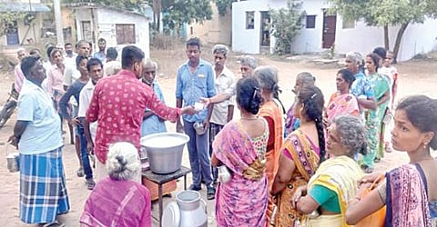 திருக்காலிமேடு திருவள்ளுவர் பால் உற்பத்தியாளர் கூட்டுறவு சங்க டிப்போவில் பால் வாங்குவதற்காக காத்திருக்கும் உள்ளூர் மக்கள்.