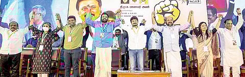 திமுக மாணவர் அணி சார்பில் கல்வி, சமூக நீதி, கூட்டாட்சித் தத்துவம் குறித்த 2 நாள் தேசிய மாநாடு நிறைவு விழா சென்னை கலைவாணர் அரங்கில் நேற்று நடந்தது. இதில் திமுக இளைஞர் அணி மாநிலச் செயலாளர் உதயநிதி ஸ்டாலின், மாணவர் அணி மாநிலச் செயலாளர் எழிலரசன், இணைச் செயலாளர் கோவி. செழியன், கேரள அமைச்சர் பி.ராஜு கலந்துகொண்டனர். படம்: பு.க.பிரவீன்