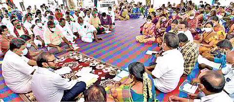 பாரூர் ஊராட்சியில் நடந்த கிராம சபைக் கூட்டத்தில் கிருஷ்ணகிரி ஆட்சியர் ஜெயசந்திர பானு ரெட்டி பேசினார். உடன் எம்எல்ஏ மதியழகன் உள்ளிட்டோர்.