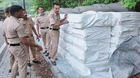 கர்நாடகாவில் இருந்து கூடலூர் வழியாக கேரளாவுக்கு கடத்த முயன்ற வெளிநாட்டு சிகரெட் பண்டல்களை பறிமுதல் செய்த போலீஸார்.