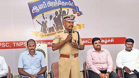 திருச்சியில் நேற்று நடைபெற்ற ‘ஆளப் பிறந்தோம்' வழிகாட்டு நிகழ்ச்சியில் பேசுகிறார் மத்திய மண்டல ஐ.ஜி வே.பாலகிருஷ்ணன். உடன், கரூர் மாவட்ட ஆட்சியர் த.பிரபுசங்கர், ஸ்ரீமதி இந்திரா காந்தி கல்லூரி தலைமை செயல் அலுவலர் கு.சந்திரசேகரன், ‘இந்து தமிழ் திசை' முதன்மை உதவி ஆசிரியர் செல்வ புவியரசன், சங்கர் ஐஏஎஸ் அகாடமி மூத்த பயிற்றுநர் சந்துரு.