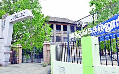 மதுரை அரசு மருத்துவக் கல்லூரியில் உறுதிமொழி மாறிய விவகாரம்: காத்திருப்போர் பட்டியலுக்கு டீன் மாற்றம்