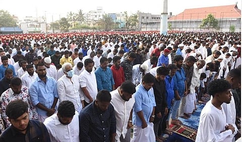 ரம்ஜான் பண்டிகையையொட்டி கோவை குனியமுத்தூர் ஆயிஷா மஹால் மைதானத்தில் சிறப்பு தொழுகையில் ஈடுபட்டோர் | படங்கள்: ஜெ மனோகரன்