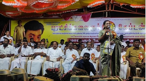 கரூரில் நடைபெற்ற மே தின கூட்டத்தில் பேசுகிறார் பிரேமலதா.