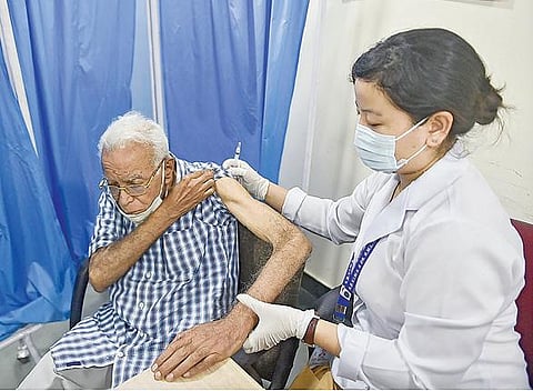 கரோனா தொற்று மீண்டும் அதிகரித்து வரும் நிலையில் டெல்லியில் உள்ள மருத்துவமனை ஒன்றில் தானாக முன்வந்து தடுப்பூசி போட்டுக் கொள்ளும் முதியவருக்கு சுகாதாரப் பணியாளர் கரோனா தடுப்பூசி செலுத்துகிறார். படம்: பிடிஐ