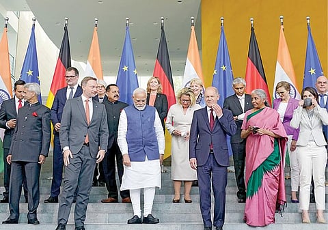 மூன்று நாள் சுற்றுப்பயணமாக ஐரோப்பிய நாடுகளுக்கு பிரதமர் நரேந்திர மோடி சுற்றுப்பயணம் சென்றுள்ளார். ஜெர்மனியின் பெர்லின் நகரில் நேற்று நடைபெற்ற 6-வது இந்திய-ஜெர்மனி அரசுகளுக்கிடையேயான உயர்மட்ட ஆலோசனைக் கூட்டத்தில் பிரதமர் மோடி, ஜெர்மனி பிரதமர் ஒலாப் ஸ்கோல்ஸ், இந்திய நிதித்துறை அமைச்சர் நிர்மலா சீதாராமன், ஜெர்மனி நிதித்துறை அமைச்சர் கிறிஸ்டியன் லின்ட்னர் உள்ளிட்டோர் கலந்துகொண்டனர்.