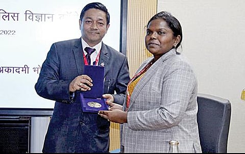 போபாலில் நடந்த இந்திய காவல்துறையின் அறிவியல் மாநாட்டில் தனது ஆய்வறிக்கையின் குறுந்தகடை சமர்ப்பிக்கும் செஞ்சி டிஎஸ்பி பிரியதர்ஷினி.