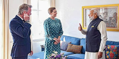 டென்மார்க் வந்த பிரதமர் மோடியை, அந்நாட்டு பிரதமர் மெட்டே ஃபிரட்ரிக்சென், கோபென்ஹேகன் நகரில் உள்ள தனது இல்லத்தில் வரவேற்றார். அவர் கடந்த முறை இந்தியா வந்தபோது, பிரதமர் மோடி பரிசாக அளித்த ஒடிசாவின் பட்டாசித்ரா ஓவியத்தை தனது வீட்டின் வரவேற்பு அறையில் வைத்திருப்பதை, பிரதமர் மோடிக்கு காண்பித்தார். படம்: பிடிஐ