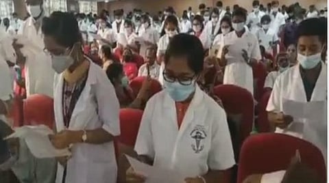 சமஸ்கிருத உறுதிமொழி: அனைத்து மருத்துவக் கல்லூரி முதல்வர்களுடன் அமைச்சர் இன்று ஆலோசனை