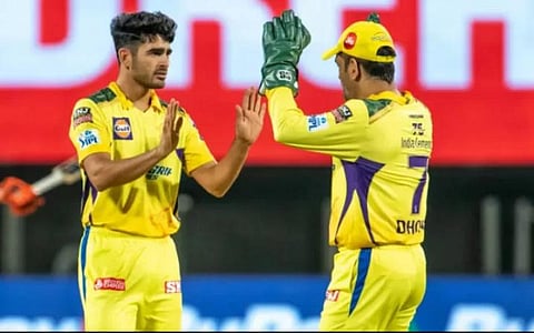 முகேஷ் சவுத்ரி மற்றும் தோனி (கோப்புப்படம்)